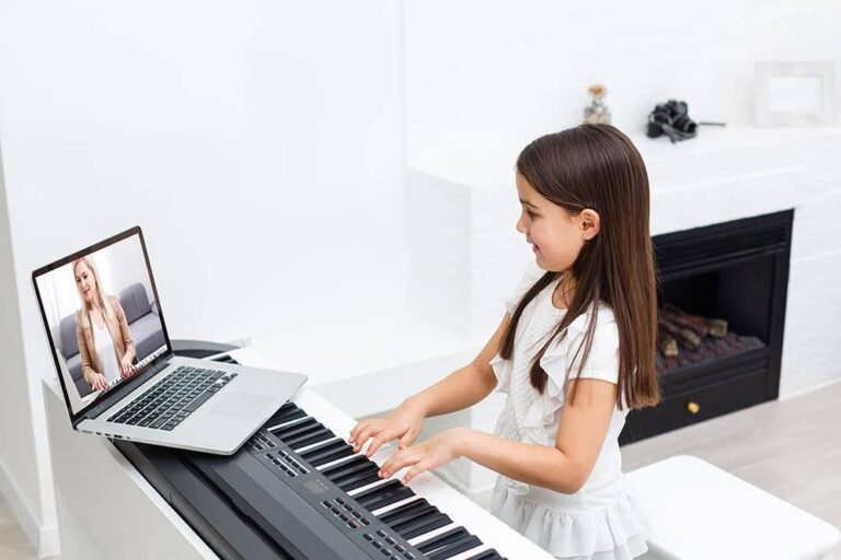 Bmusica YoungGirlTakingOnlineMusicLessonsforPiano_1